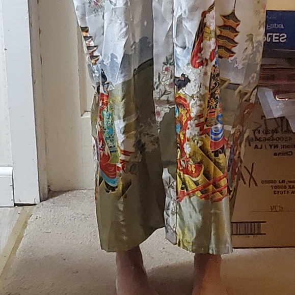 Lian Lin kimono robe with belt. - Picture 6 of 10